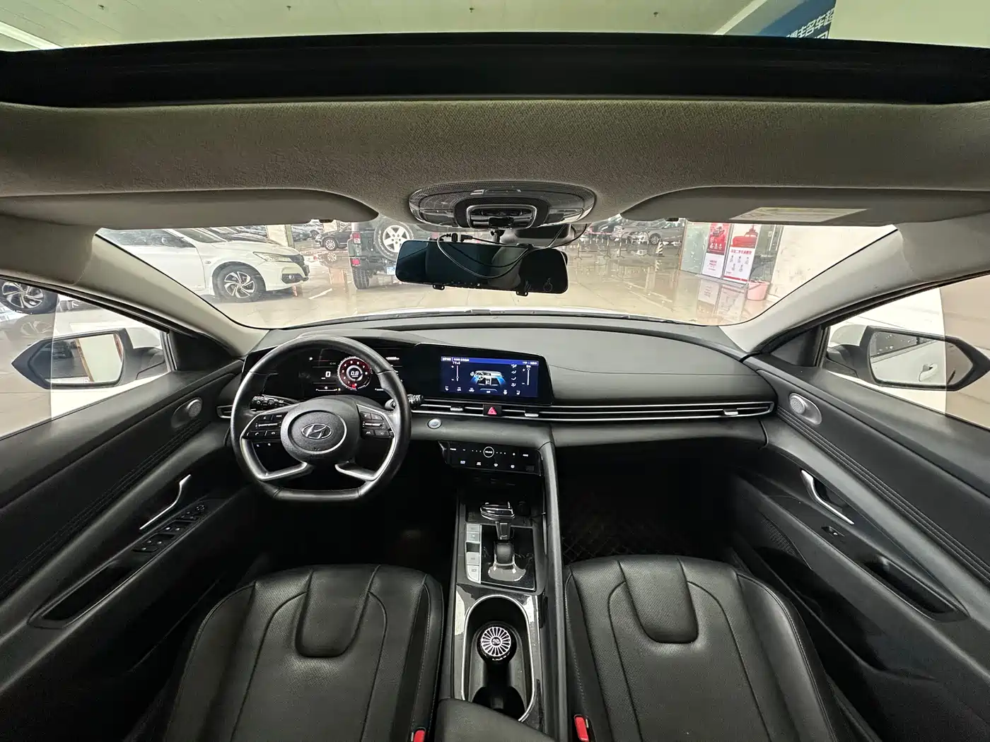 Hyundai Elantra 2021 1.5L CVT LUX Premium Edition фото 14