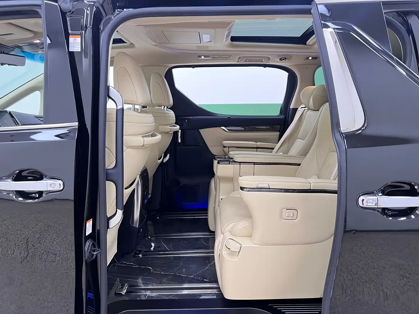 Toyota Vellfire 2021 Crown Hybrid 2.5L HV Premium Edition фото 17