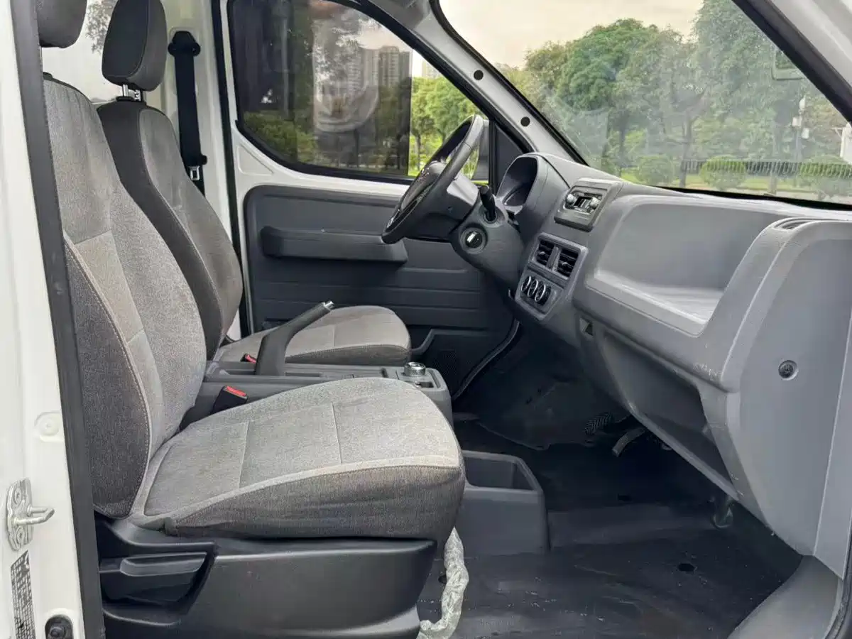 Wuling Motors Wuling Yangguang 2024 2024 300KM Comfort Bus Version 75kW