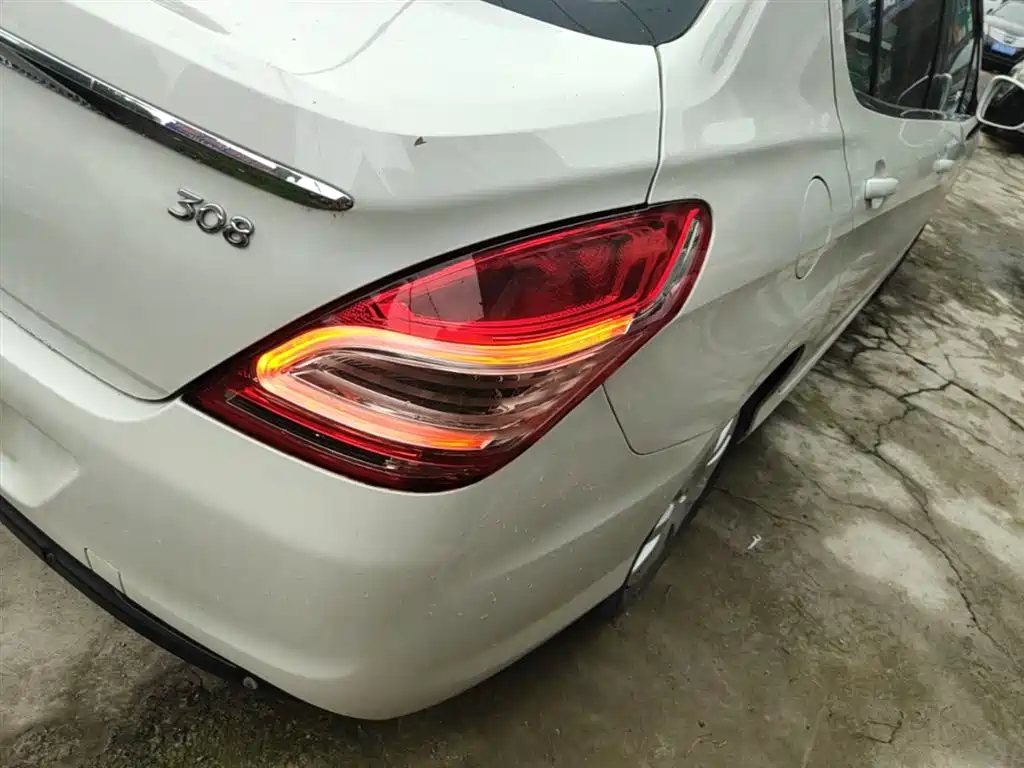 Peugeot 308 2014 Model Joy Edition Classic 1.6L Automatic Superior Style фото 8