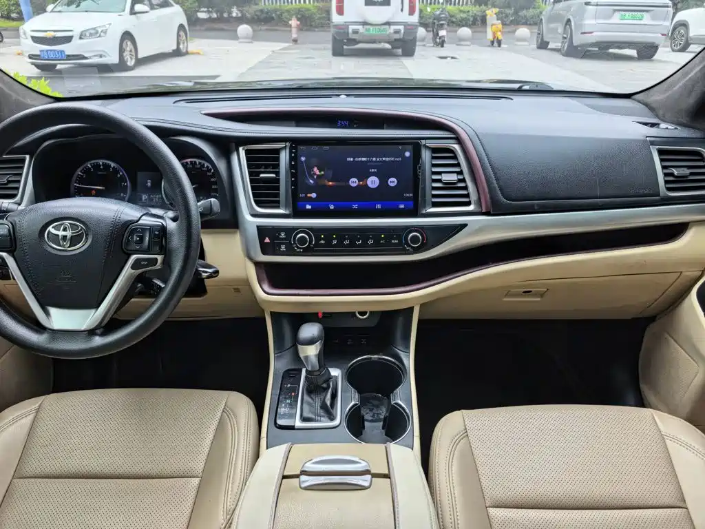 Photo 7 - Toyota Highlander