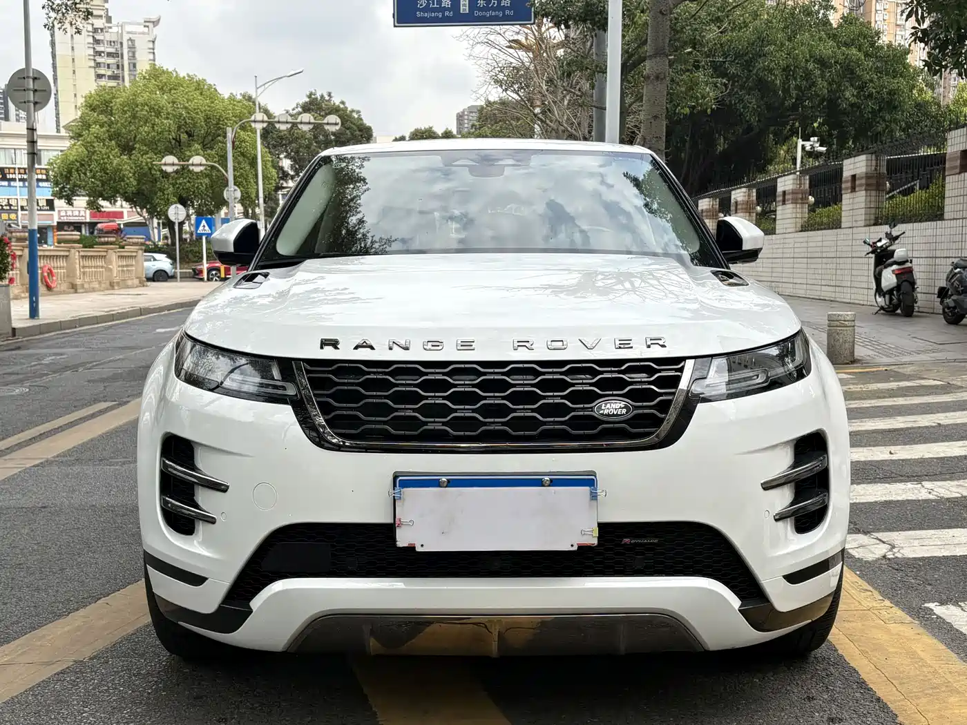 Land Rover Range Rover Evoque 2023 Range Rover Evoque L 249PS Luxury Edition фото 2