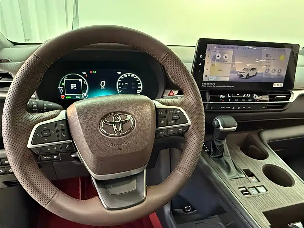 Toyota Granvia 2024 2.5L Hybrid Premium PLUS 4WD Edition фото 13