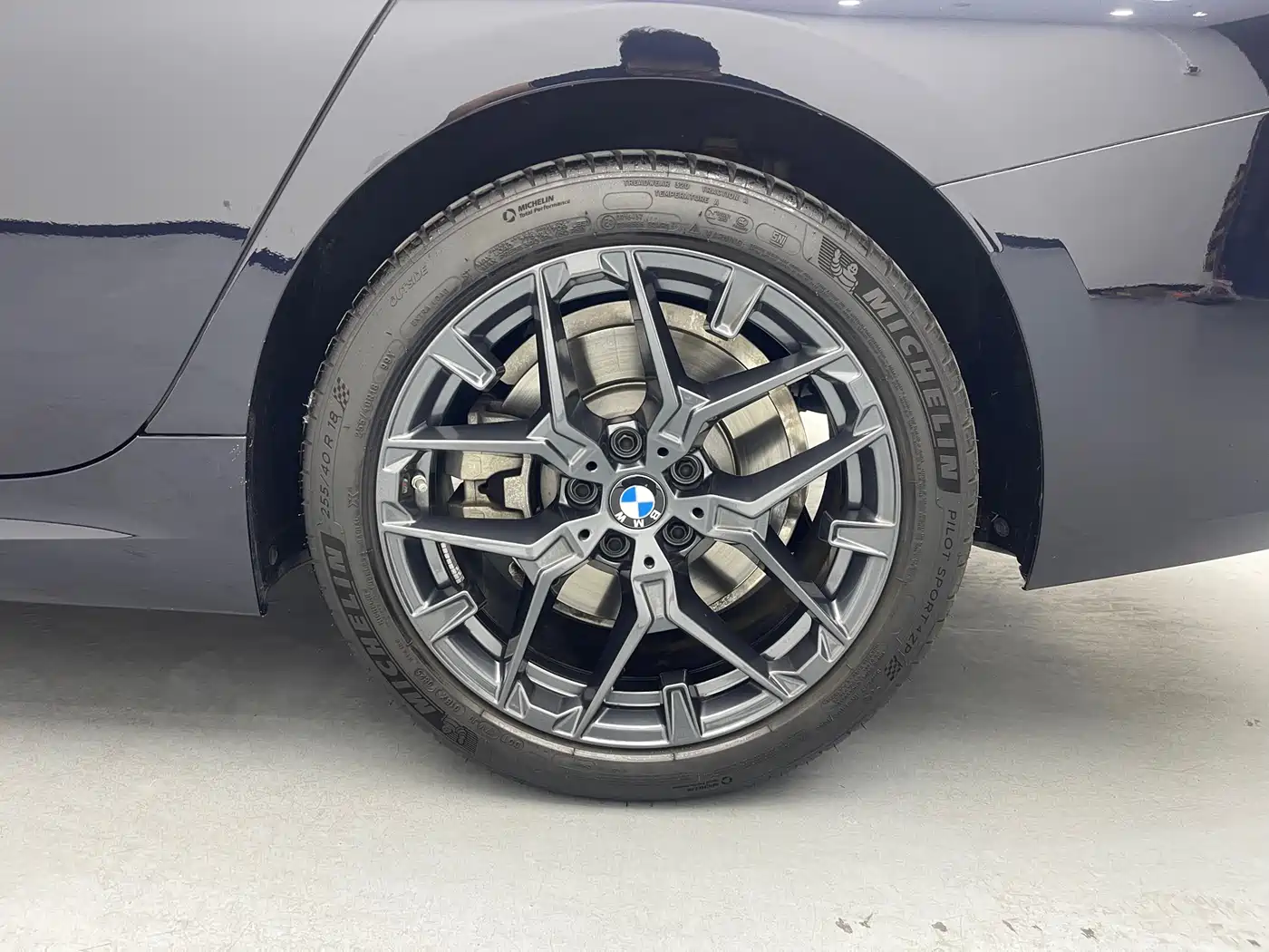 BMW 3 Series 2026 330Li M Sport Shadowline Package фото 10