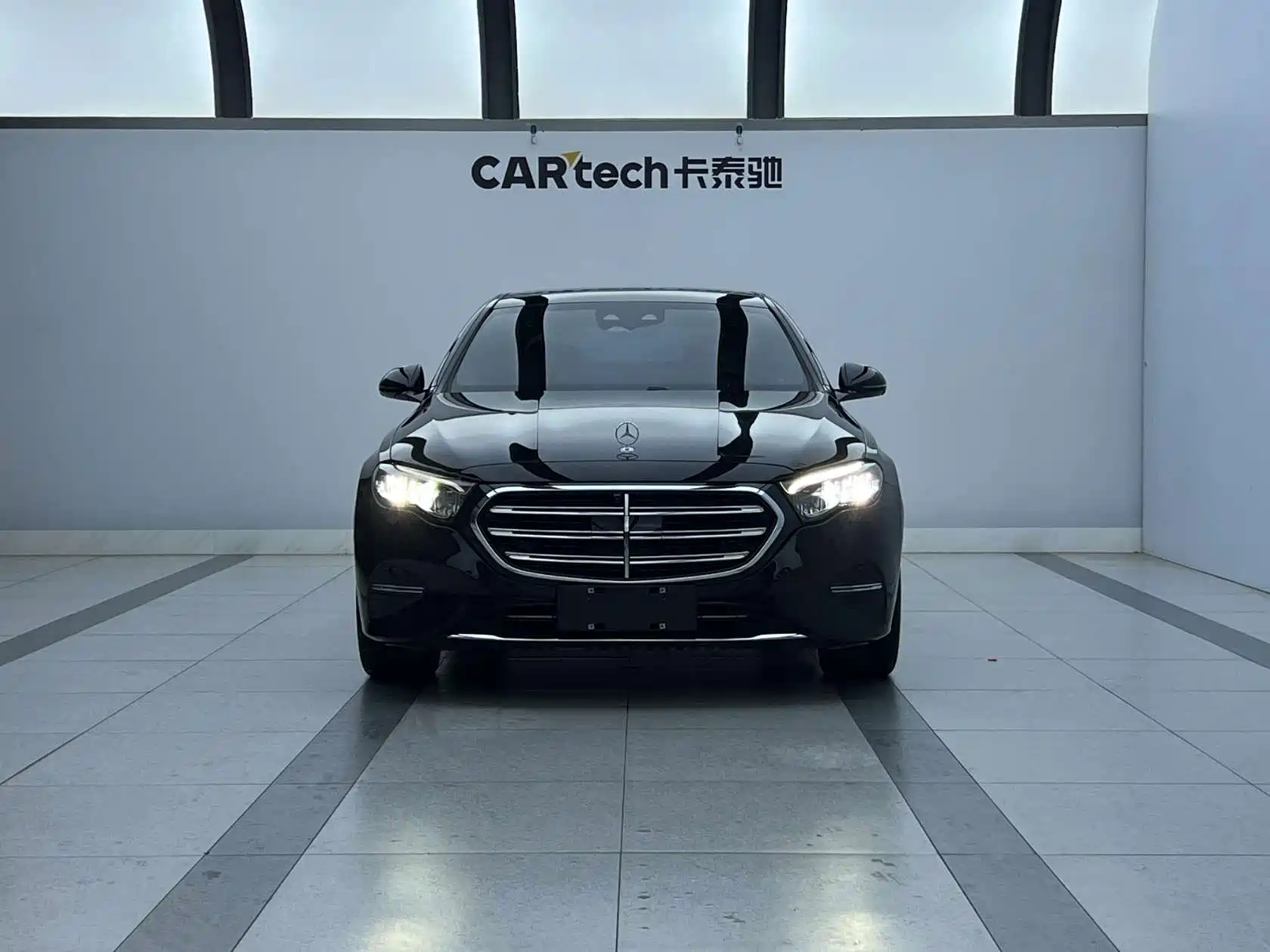 صورة 2 - Mercedes-Benz E-Class