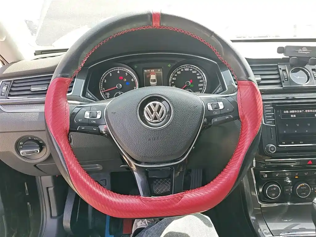 Volkswagen Passat 2017 330TSI DSG Luxury фото 11