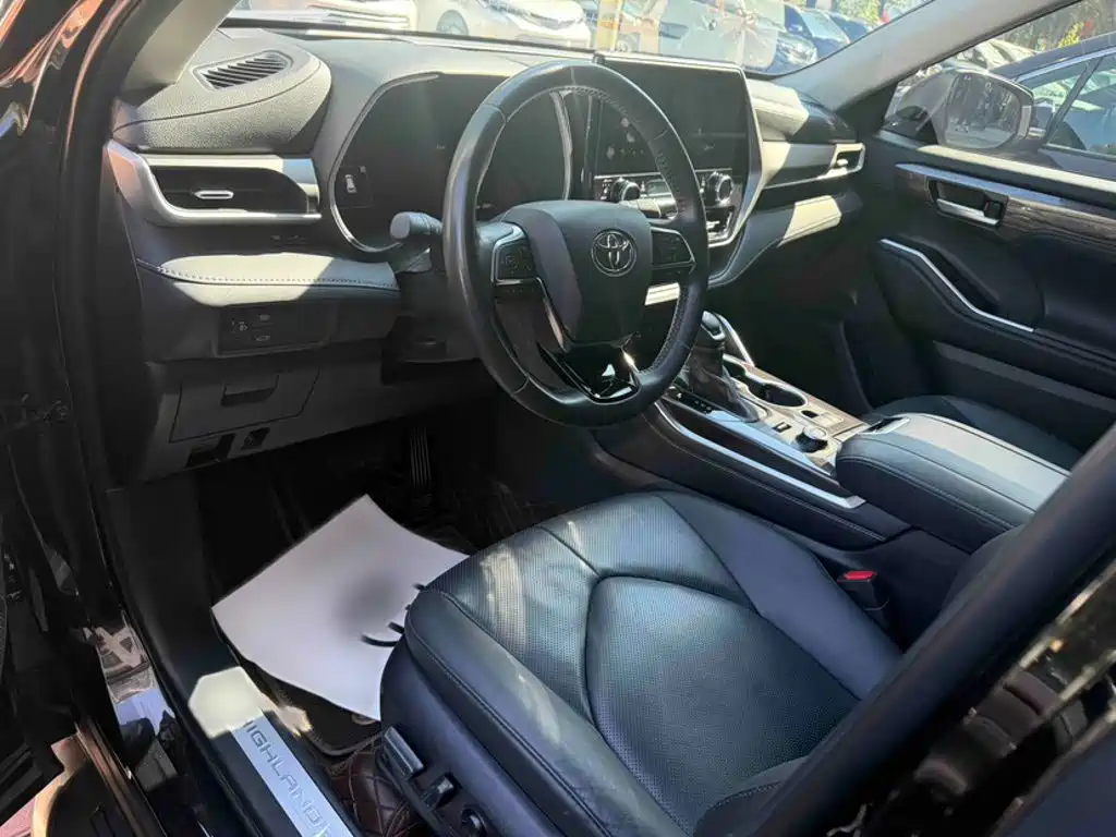 Photo 22 - Toyota Highlander