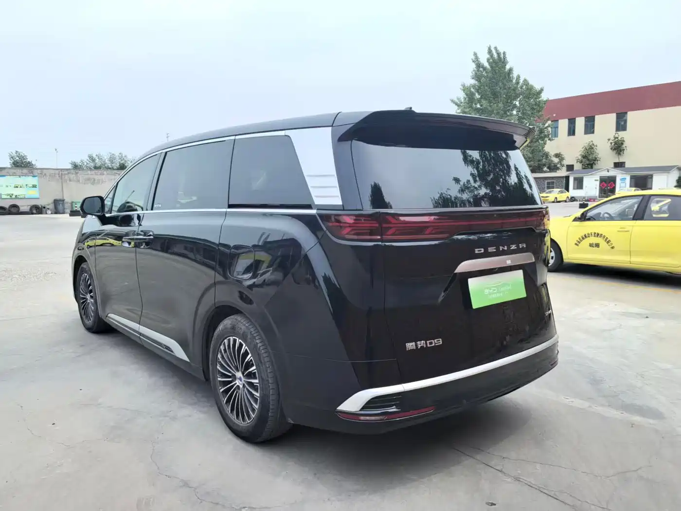 Denza D9 2022 DM-i 970 All-Wheel Drive Honor Edition фото 5