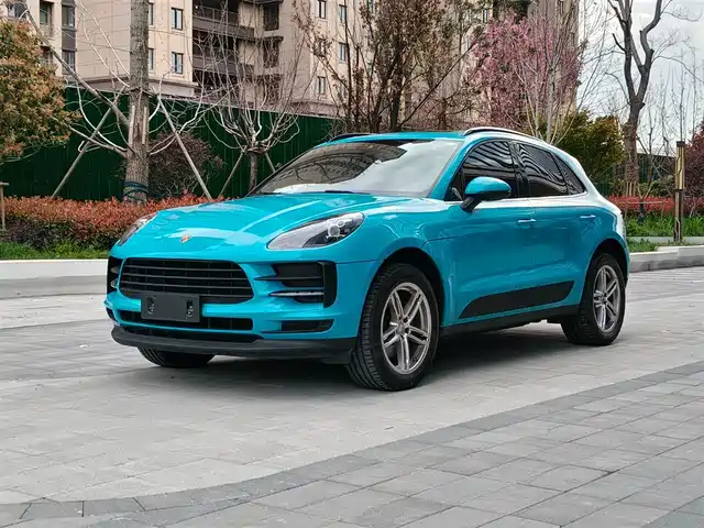 PORSCHE MACAN