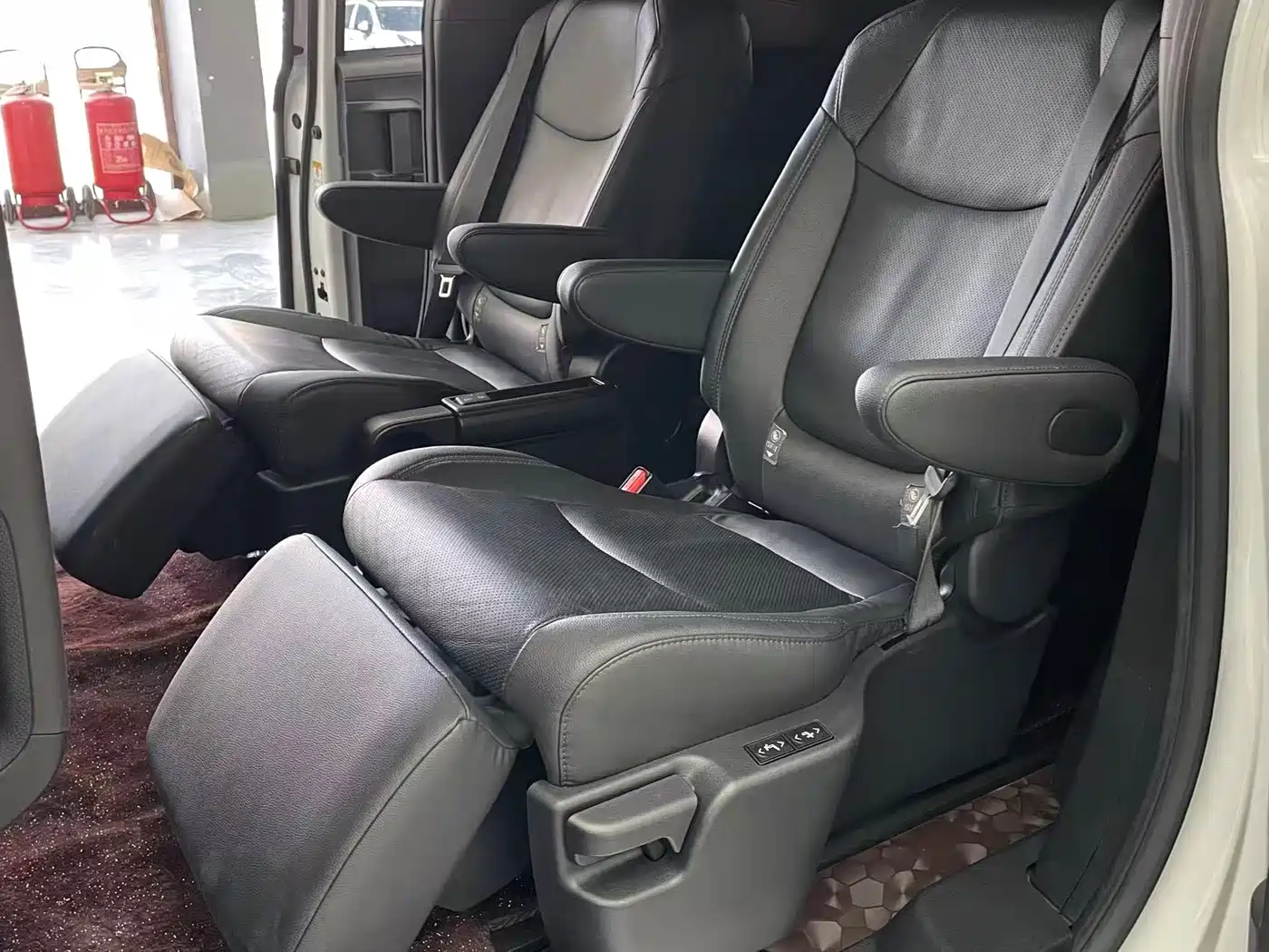 Toyota Sienna 2021 2.5L Hybrid Premium Edition фото 12