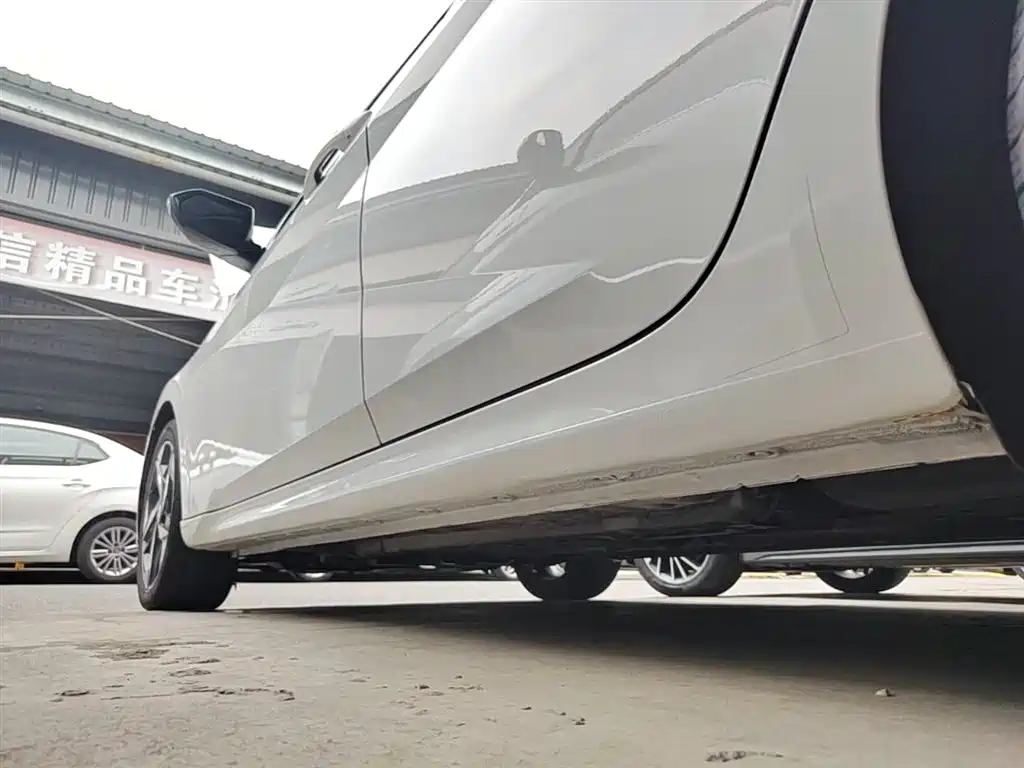 Hyundai Elantra 2021 1.5L CVT LUX Premium Edition фото 22