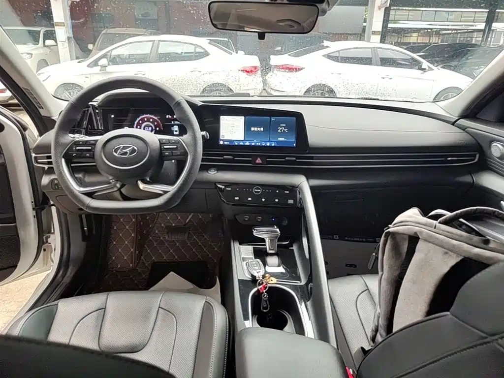 Hyundai Elantra 2021 1.5L CVT LUX Premium Edition фото 10