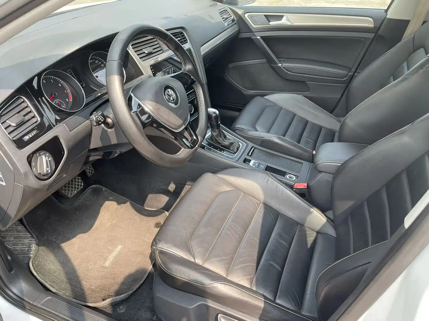 Photo 2 - Volkswagen Golf