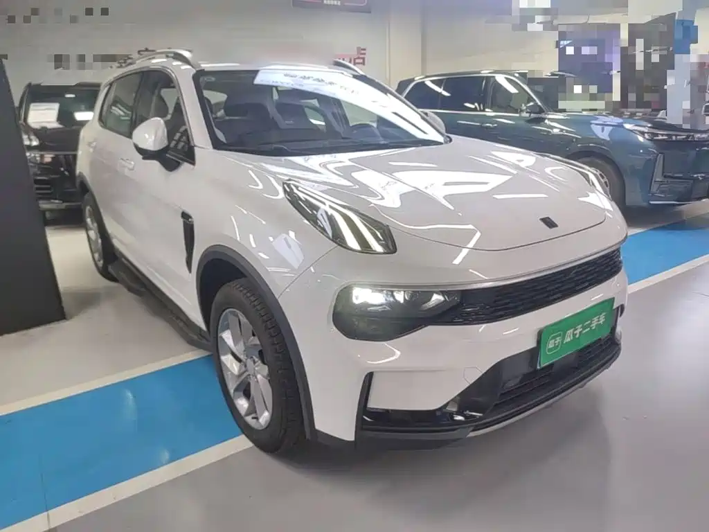 Фото 4 - Lynk & Co 01