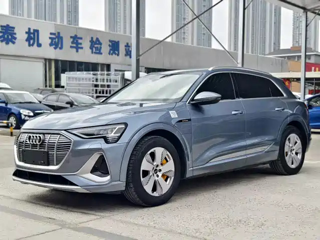 AUDI E TRON