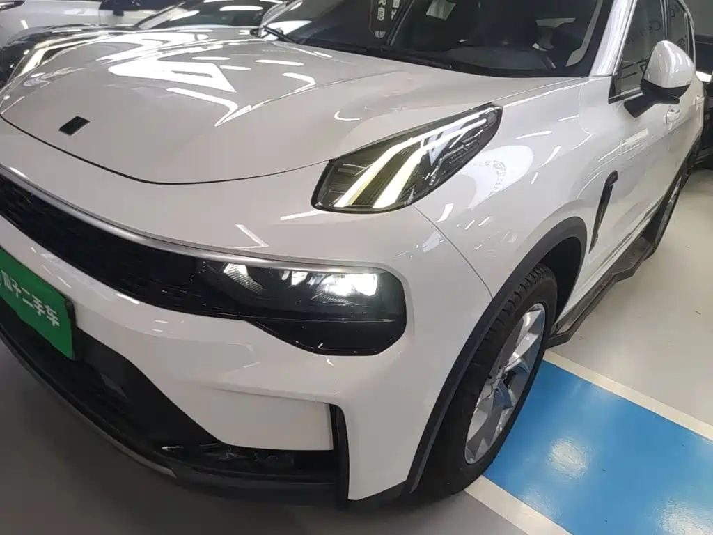 Фото 24 - Lynk & Co 01