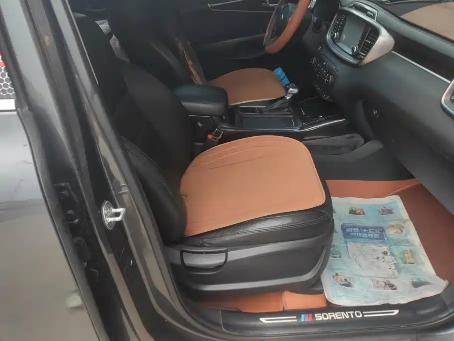 Photo 8 - Kia Sorento