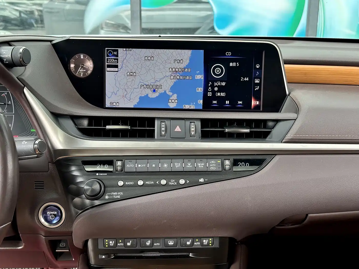Фото 14 - Lexus ES