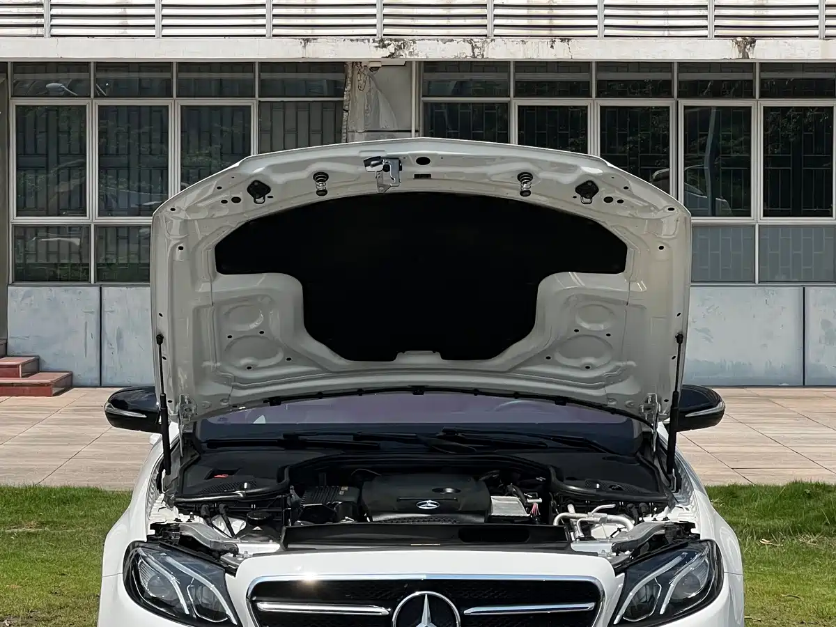 صورة 9 - Mercedes-Benz E-Class