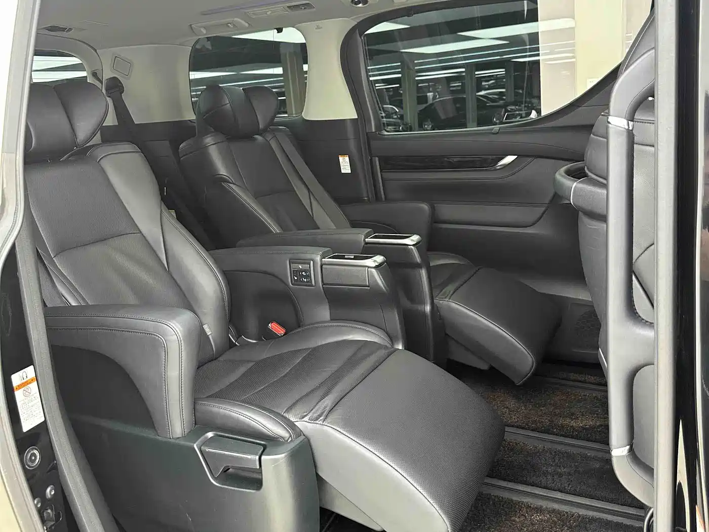 Toyota Vellfire 2020 Twin Engine 2.5L HV Luxury Edition фото 7