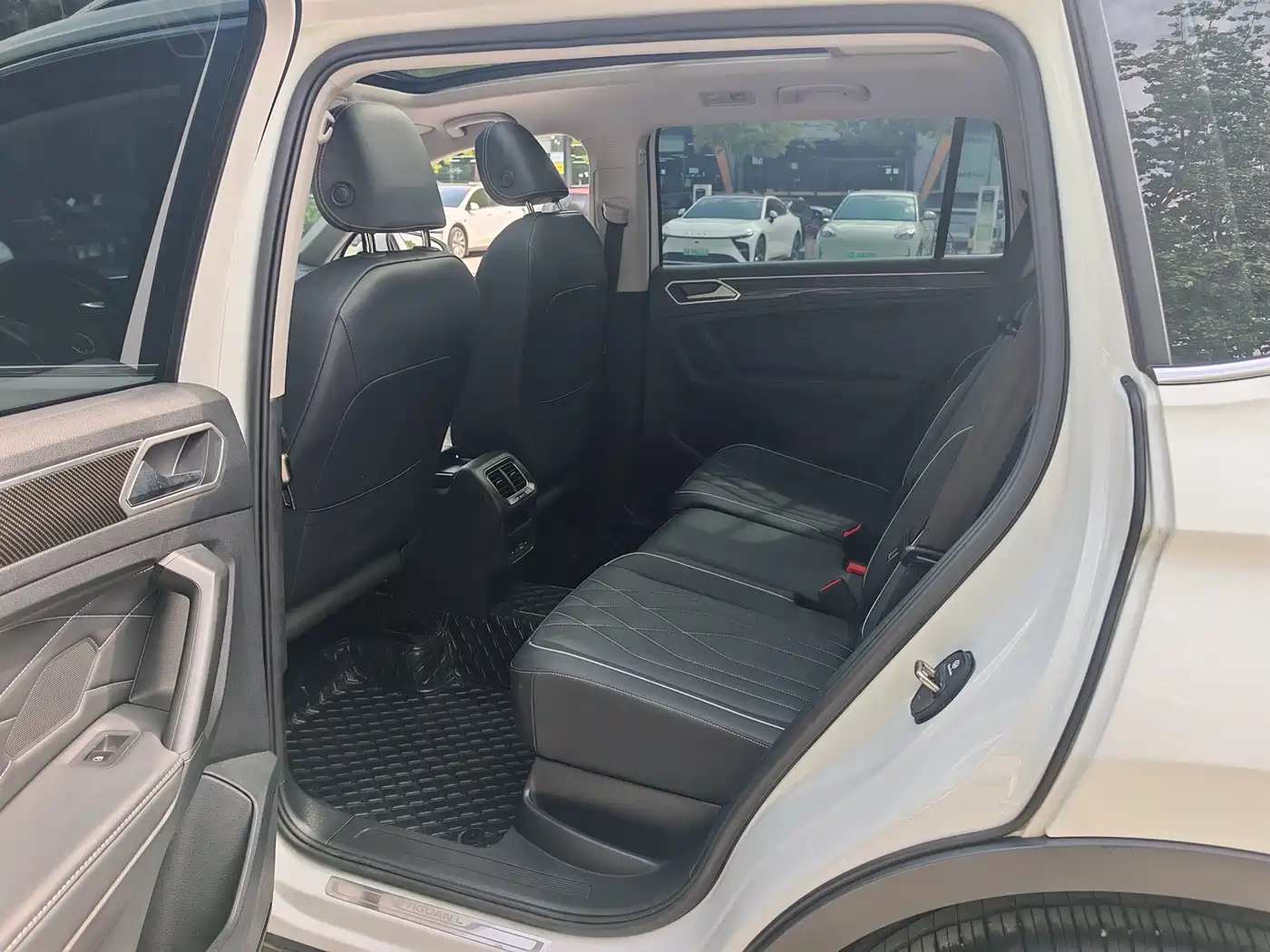 Volkswagen Tiguan L 2024 330TSI Automatic 2WD R-Line Premium Enjoyment Edition фото 5