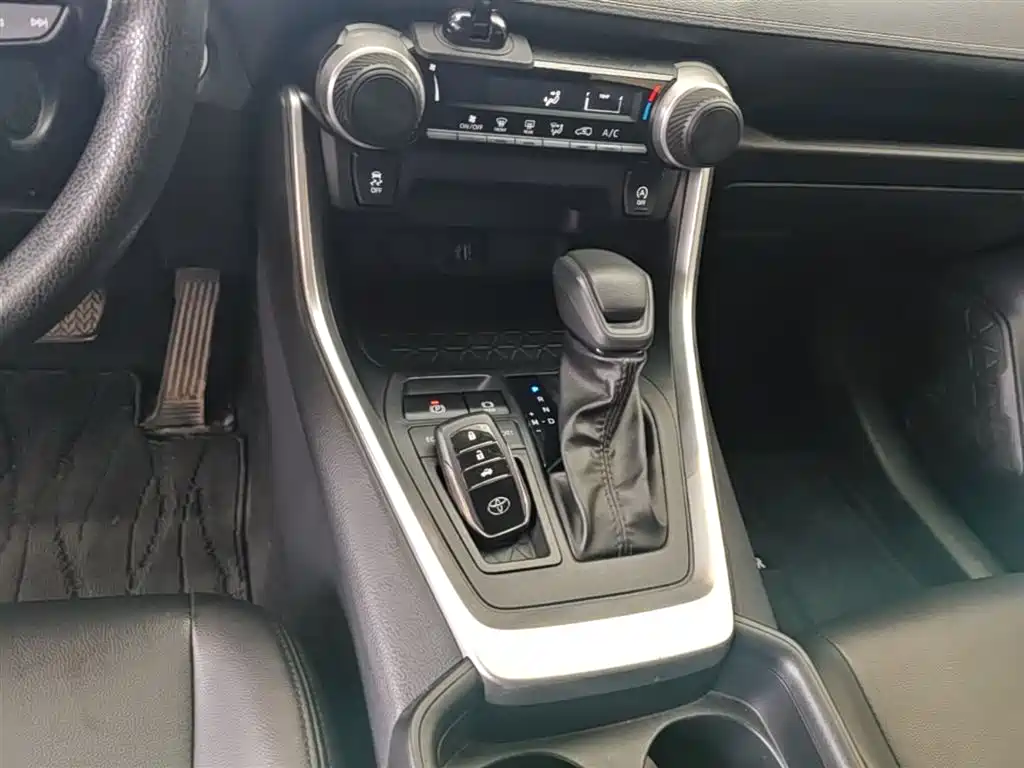 Toyota Wildlander 2023 2.0L CVT FWD LE фото 14