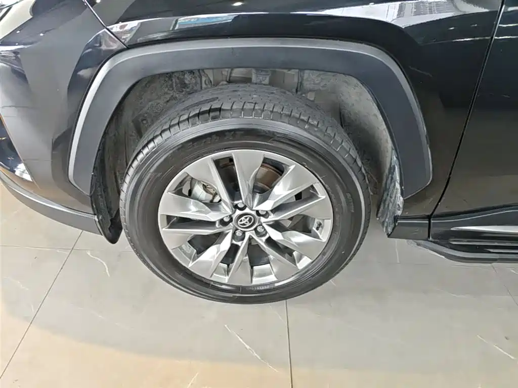 Toyota Wildlander 2023 2.0L CVT FWD LE фото 23