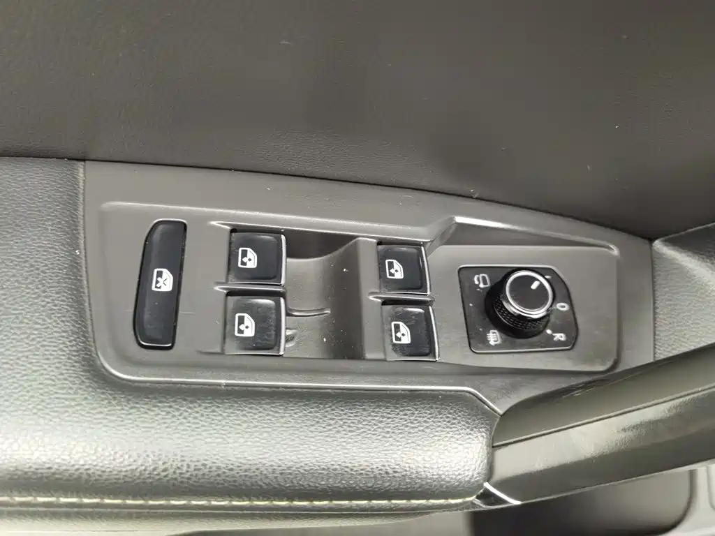 Фото 9 - Volkswagen Tiguan L
