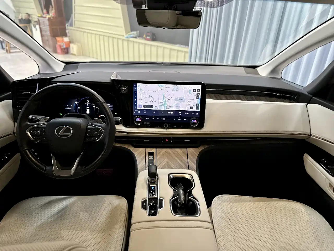 Photo 7 - Lexus LM