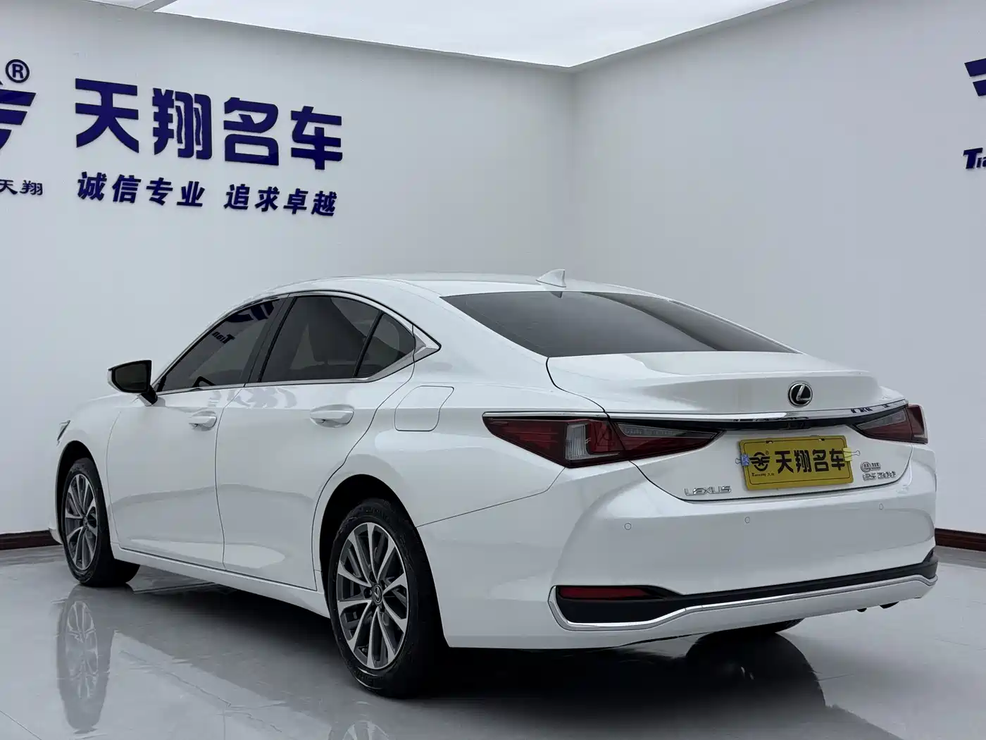 Lexus ES 2023 200 Excellence Edition фото 19