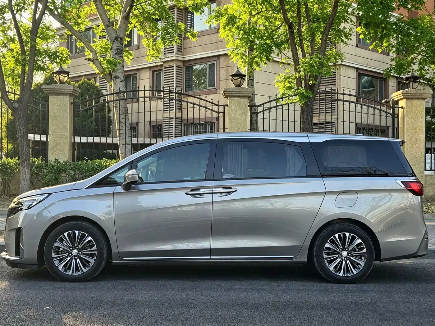 Buick GL8 2023 ES Landmaster Smart Flagship фото 2