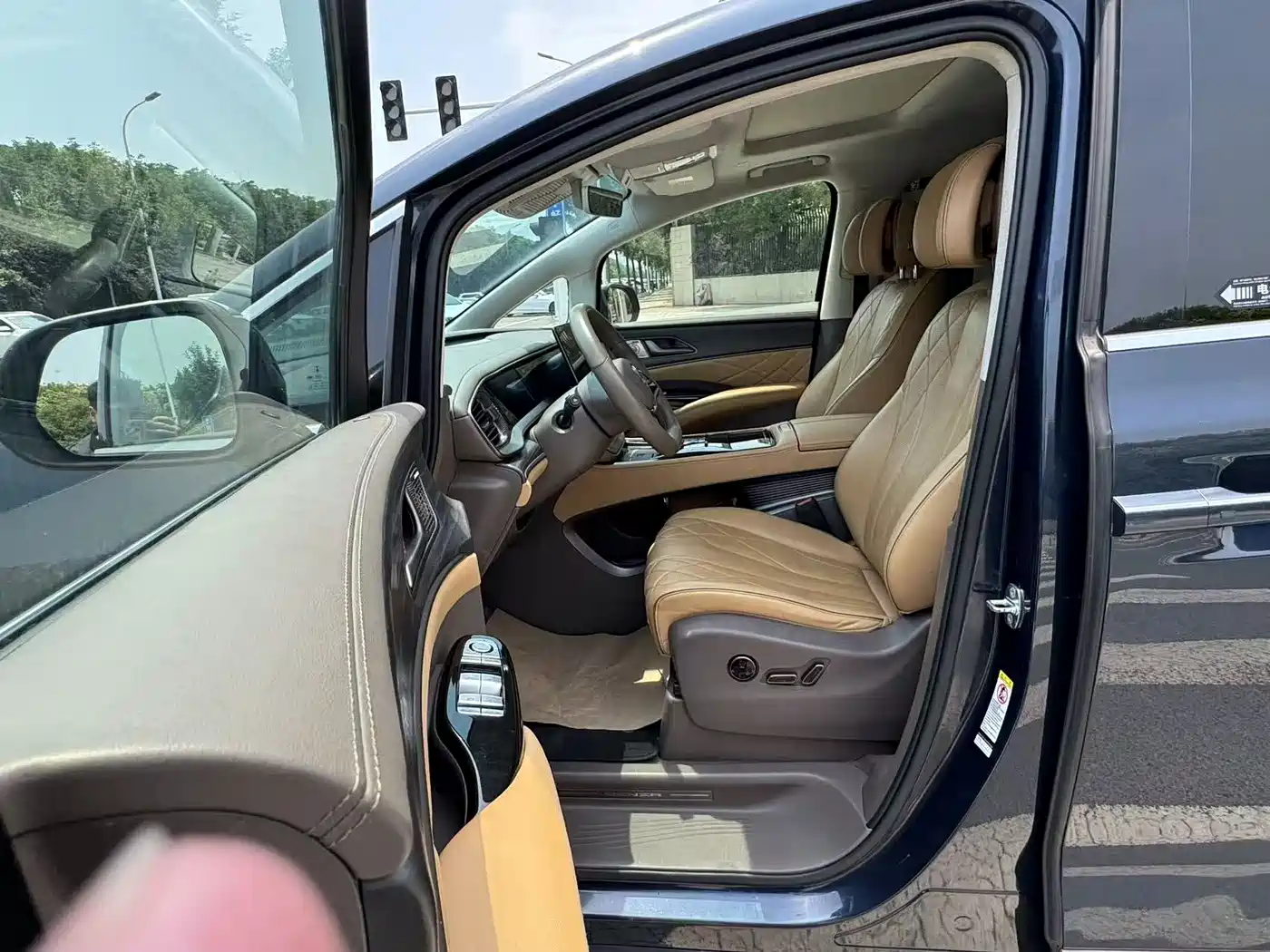 Denza D9 2022 DM-i 970 AWD Flagship фото 6