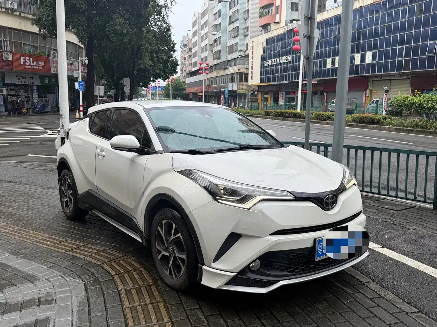 Фото 3 - Toyota C-HR