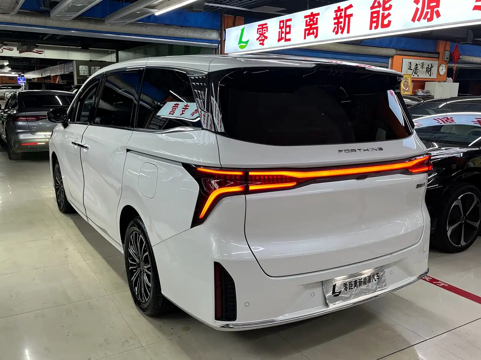 Photo 4 - Dongfeng Fengxing Starlight V9