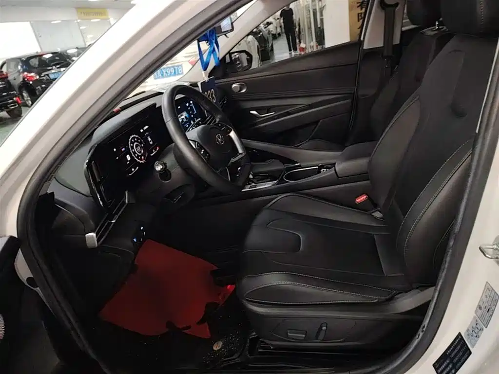 Hyundai Elantra 2021 1.5L CVT LUX Premium Edition фото 15