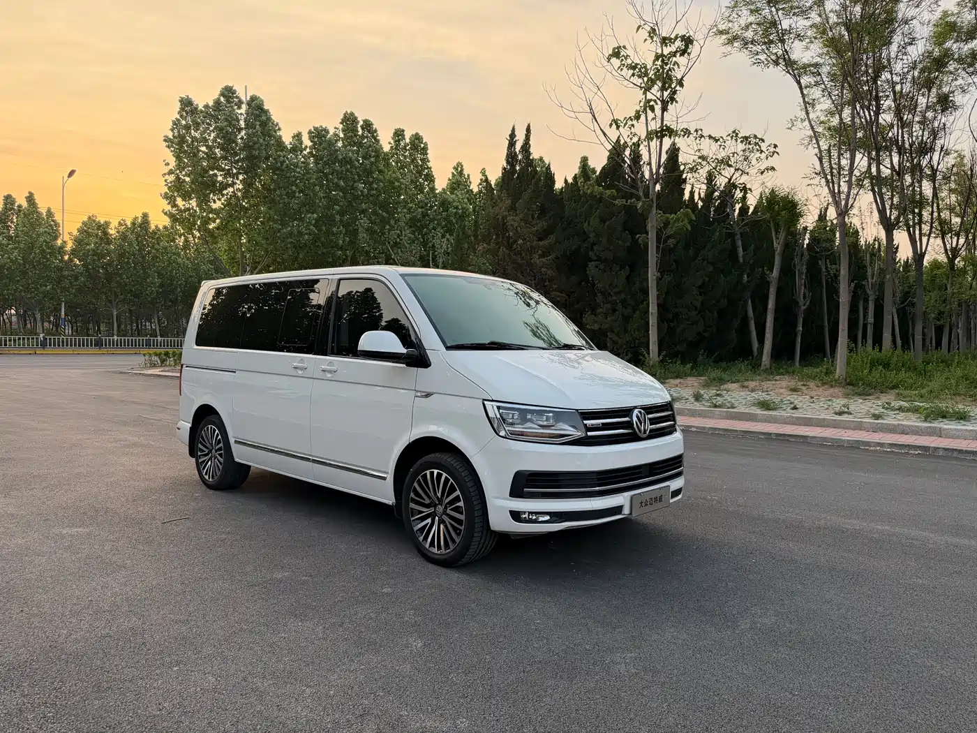 Volkswagen Multivan 2018 2.0TSI 4WD Premium Edition 7-Seater фото 3