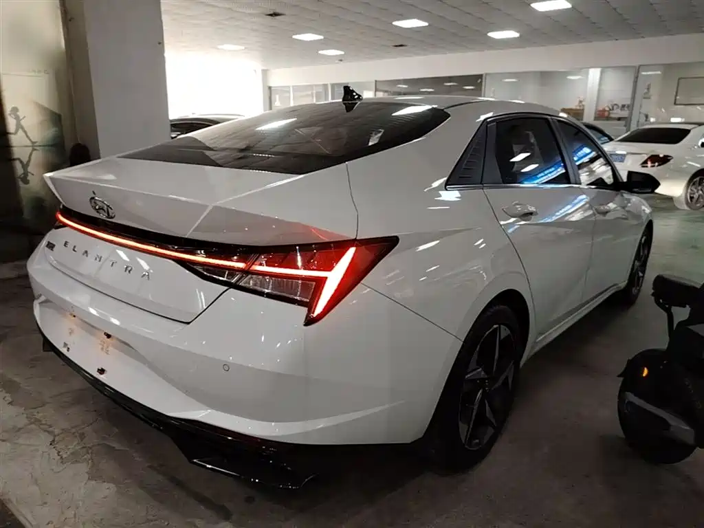 Hyundai Elantra 2021 1.5L CVT LUX Premium Edition фото 7