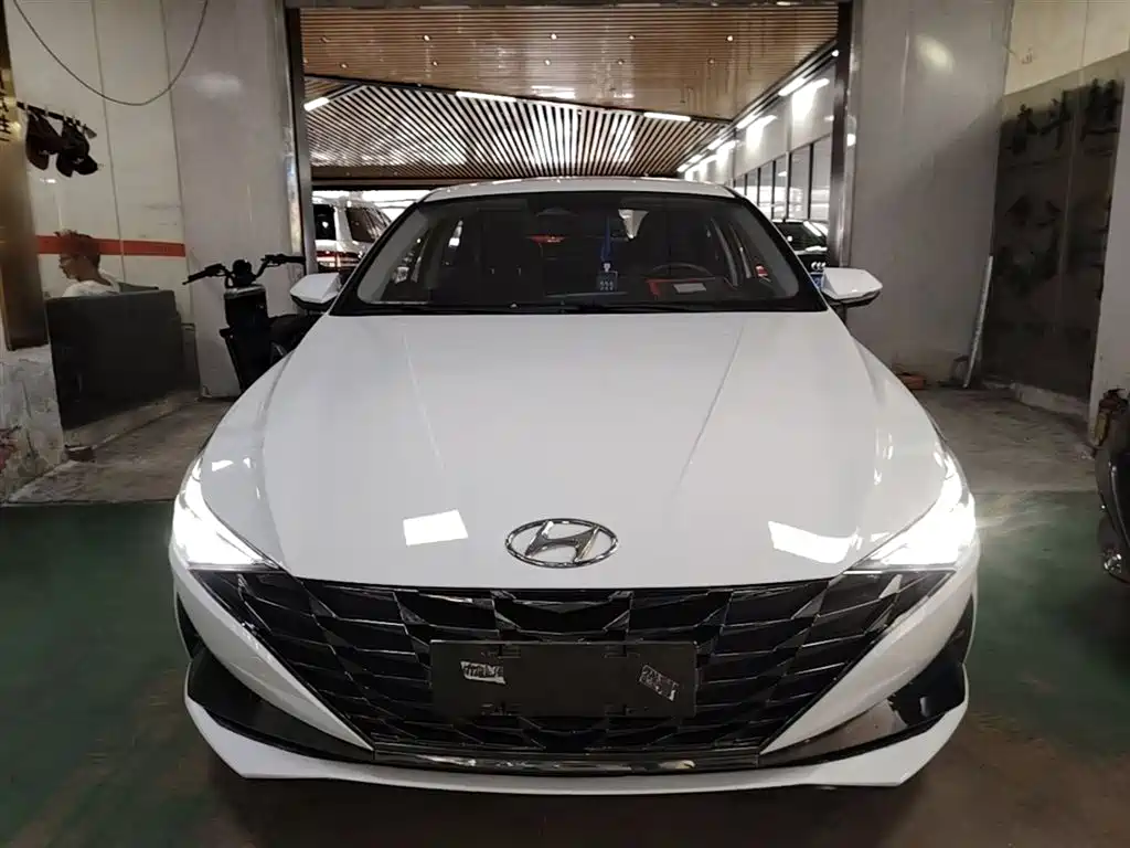 Hyundai Elantra 2021 1.5L CVT LUX Premium Edition фото 3