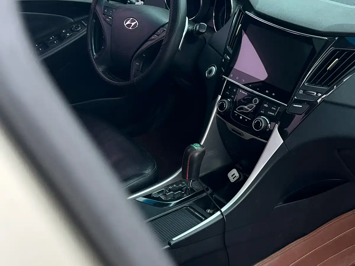 Hyundai Sonata 2011 2.4L Automatic Top Edition фото 4