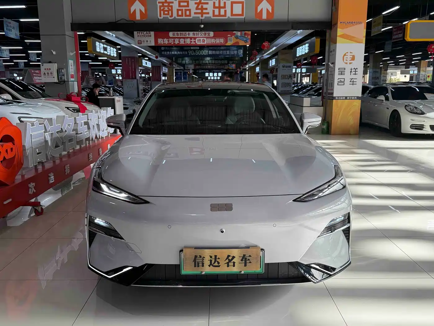 Geely Galaxy Galaxy E8 2025 700km Long Voyage Smart Drive Edition фото 2