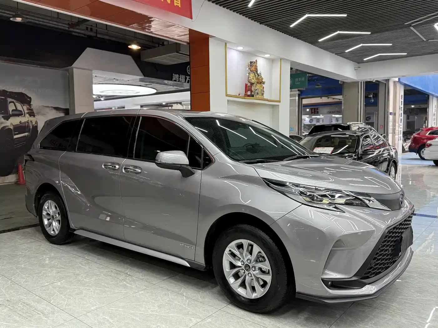 Toyota Granvia 2023 2.5L Hybrid Comfort Edition фото 2