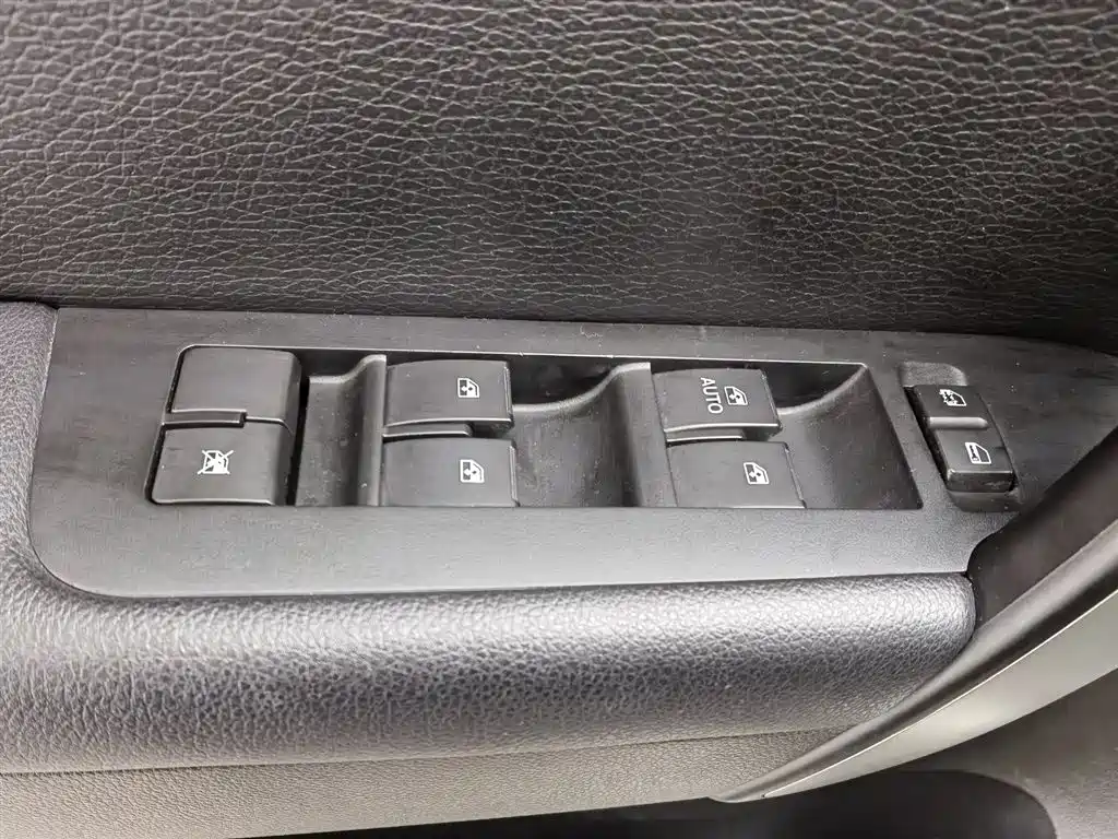 Chevrolet Captiva 2012 2.4L 4WD Flagship Edition 7-Seater фото 9
