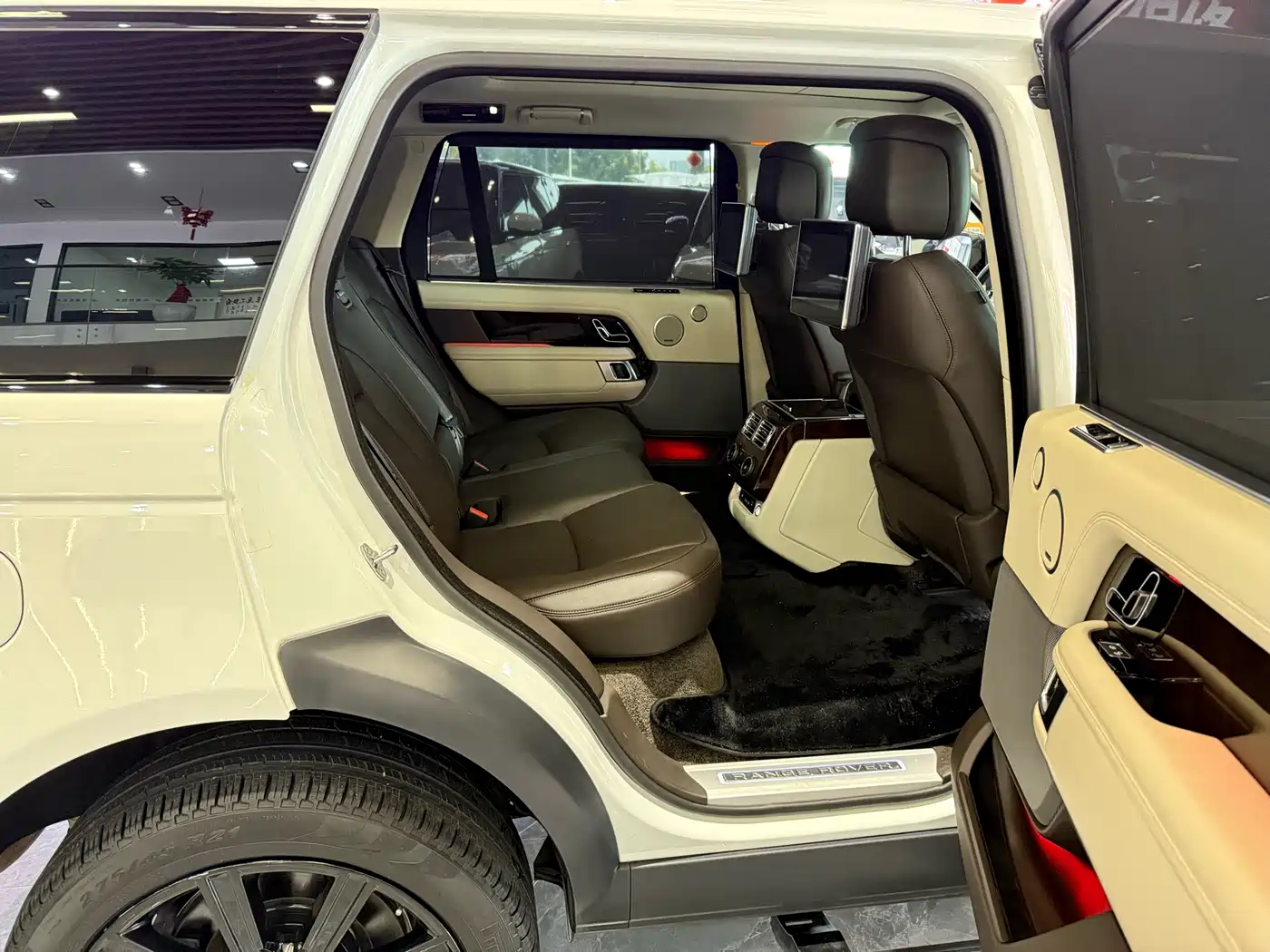Land Rover Range Rover 2020 3.0 L6 Heritage Extended Edition фото 23