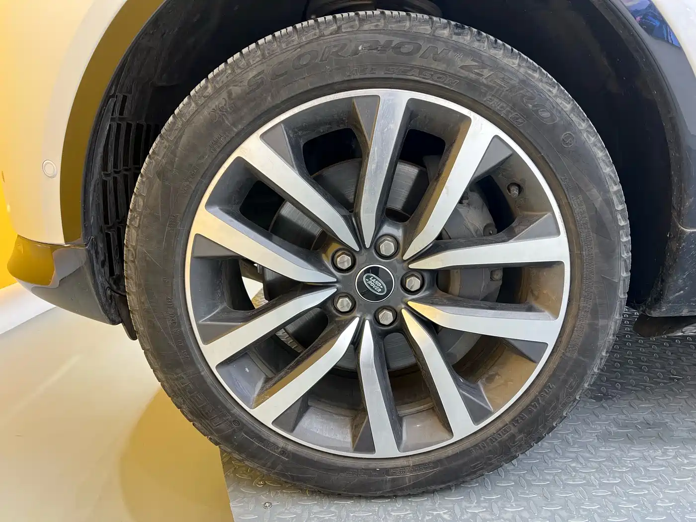 Land Rover Discovery 2023 360PS R-Dynamic SE фото 24