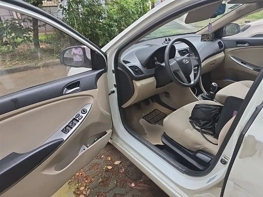 Hyundai Verna 2014 1.4L Manual Smart GLS фото 12