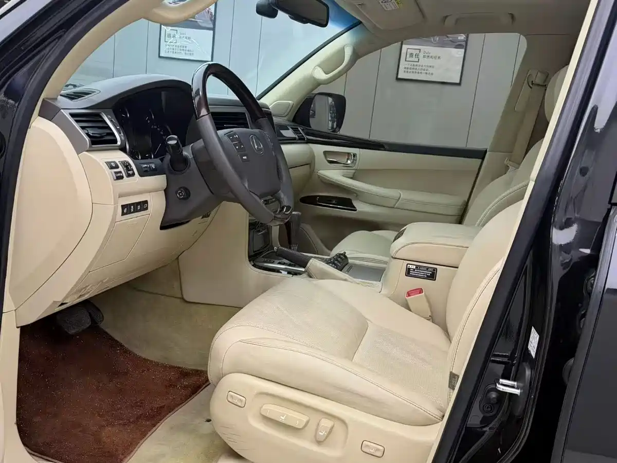 Фото 6 - Lexus LX