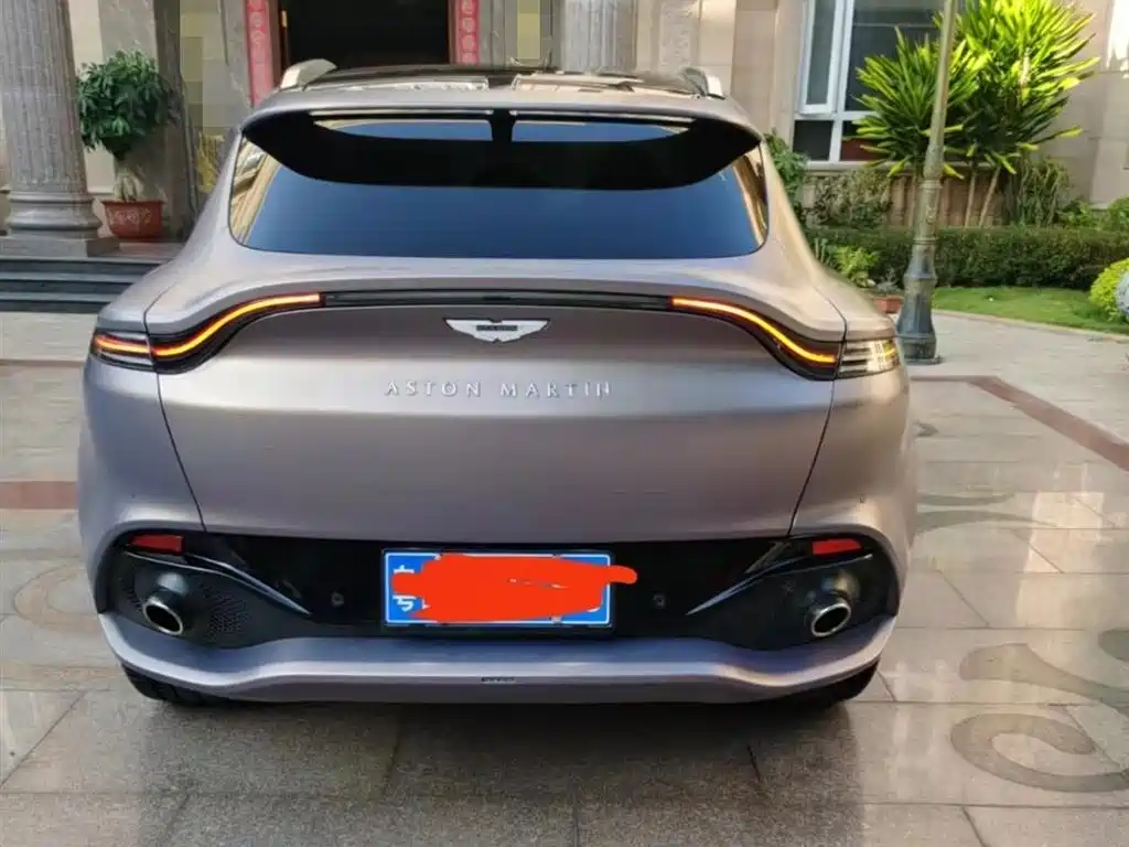 ASTON MARTIN DBX