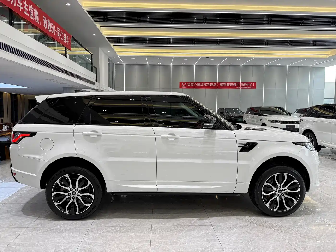 Land Rover Range Rover Sport 2022 3.0 L6 Gloss Black Edition фото 4