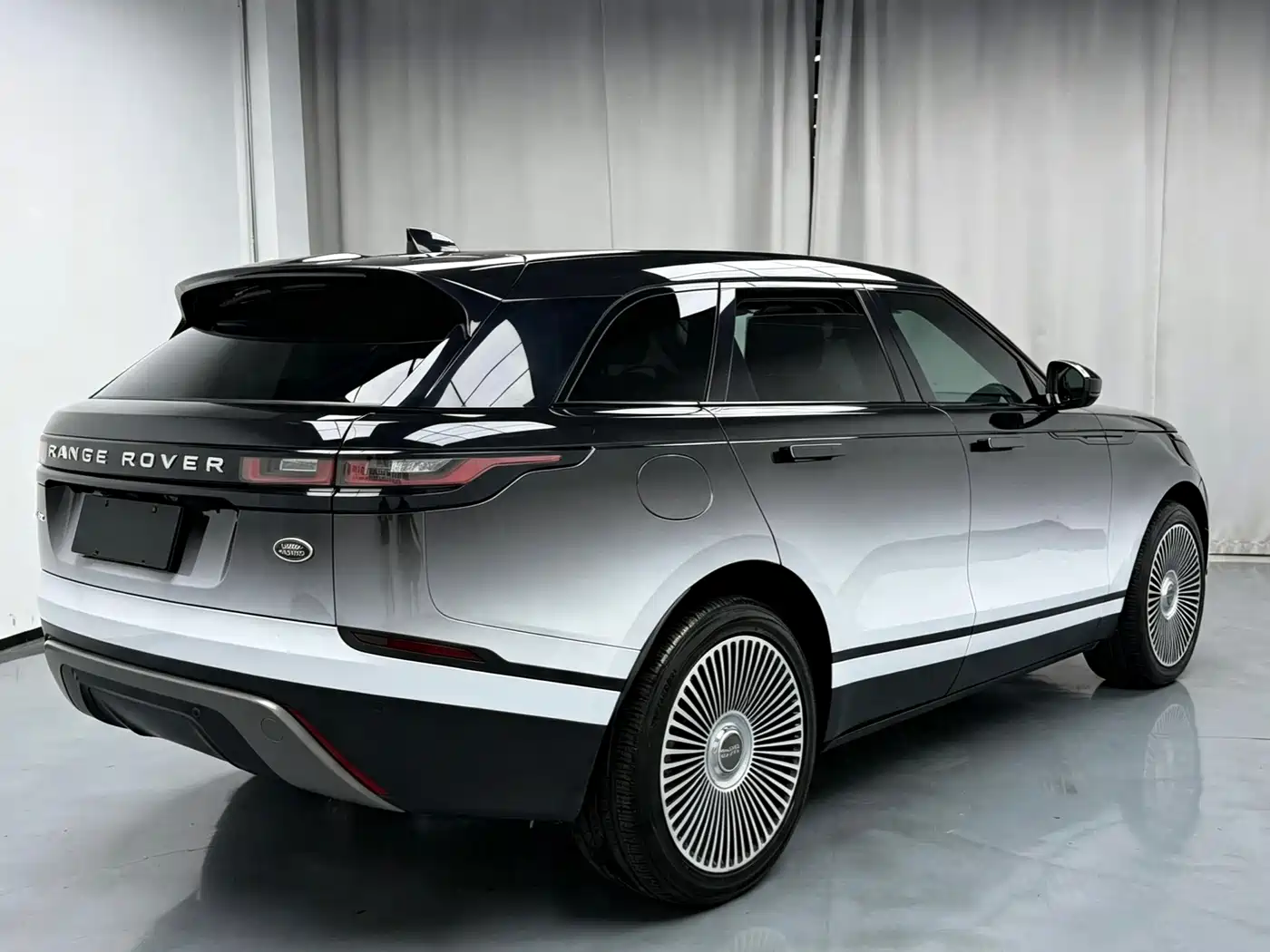 Photo 11 - Land Rover Range Rover Velar