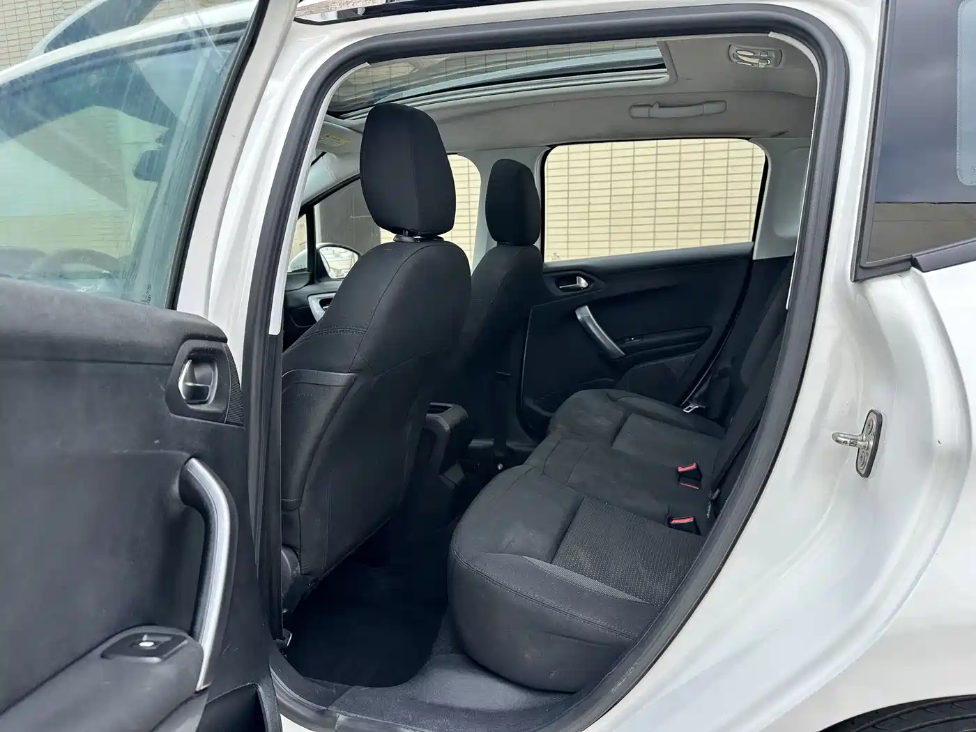Peugeot 2008 2014 1.6L Automatic Excellence Edition фото 14